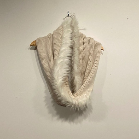 Cabi 3000 White Knit Faux Fur Y2K Circle Scarf Shawl One Size - Picture 1 of 5